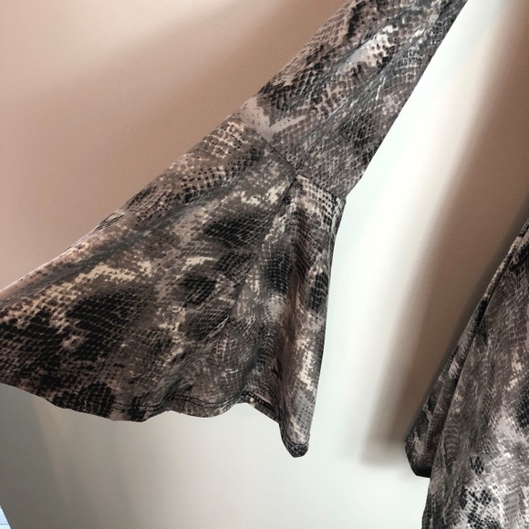 Astoria Born snake skin print tunic bell sleeves - Picture 4 of 6